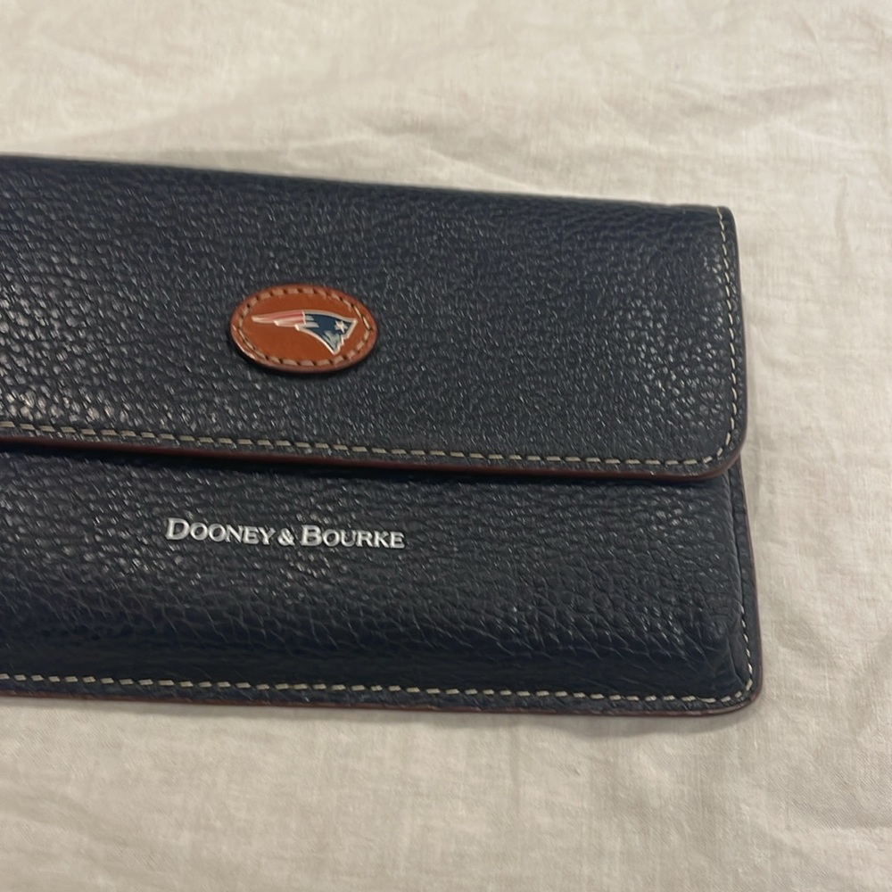 Dooney & Bourke NFL Patriots Milly Pebble Navy Blue Leather Wristlet Wallet - Picture 2 of 8